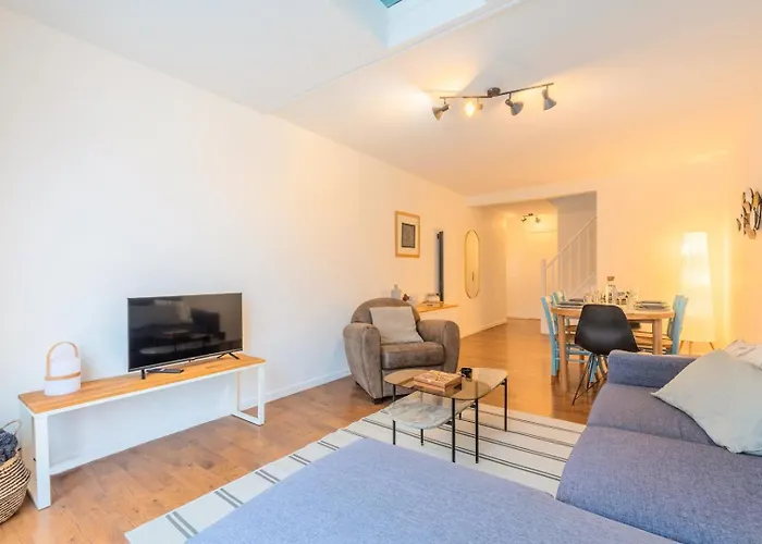 3 Bedroom With Parking & Balconies Appartamento *