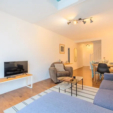3 Bedroom With Parking & Balconies شقة *
