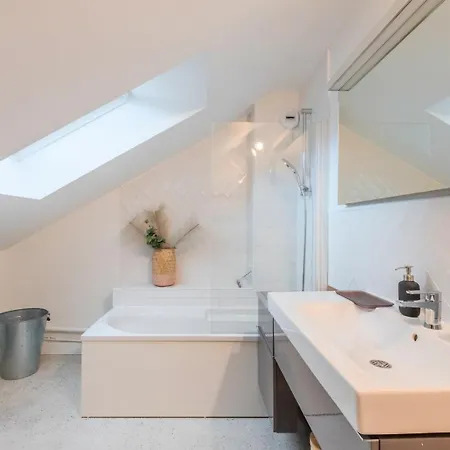 Apartament 3 Bedroom With Parking & Balconies